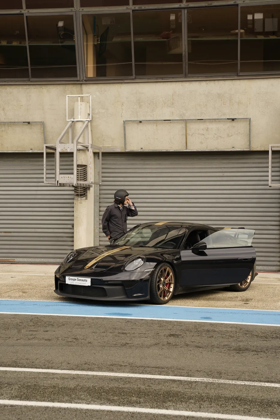 Une Porsche sur circuit, bitume et vitesse