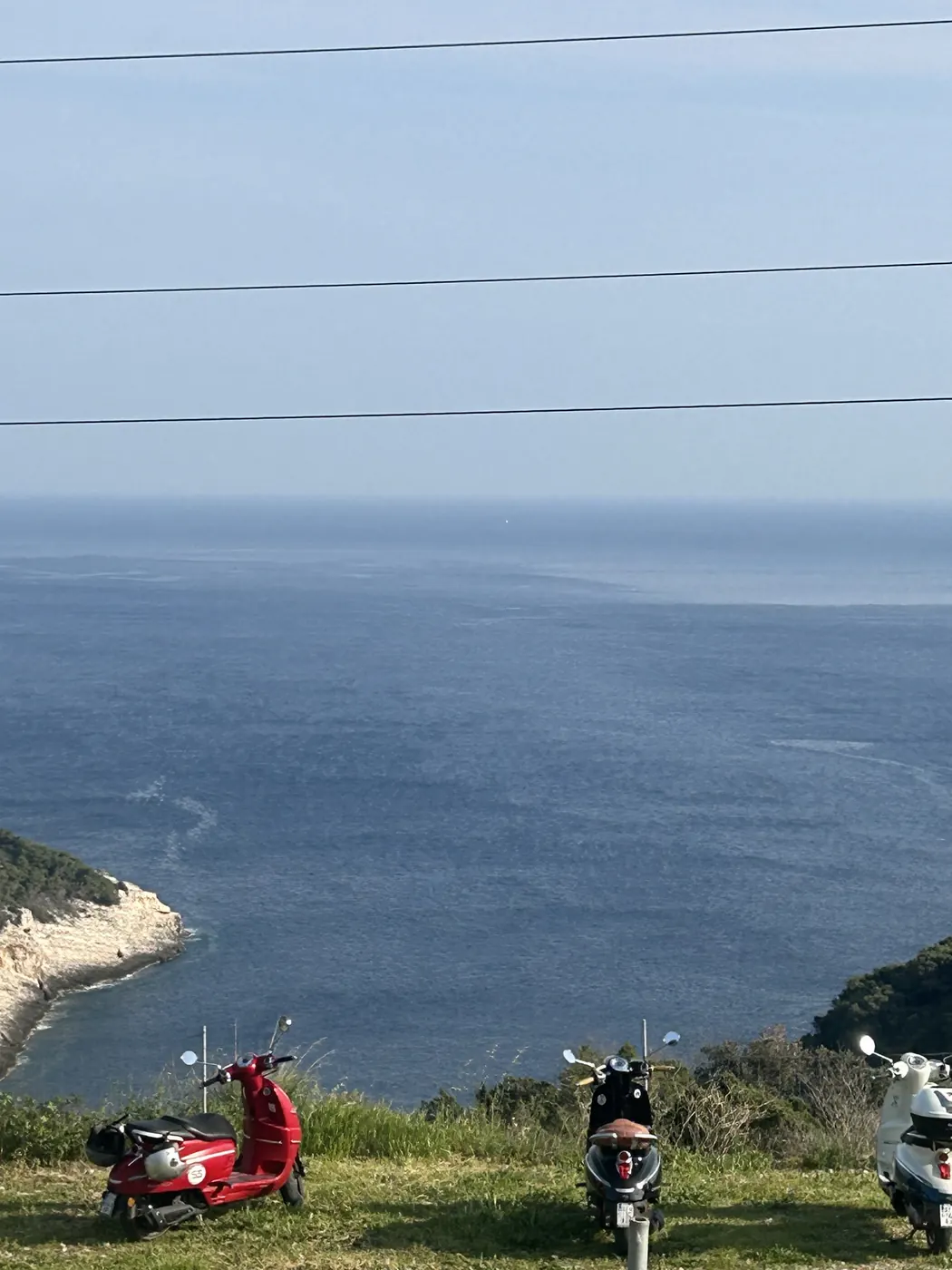 La mer, un bleu calme à l'horizon