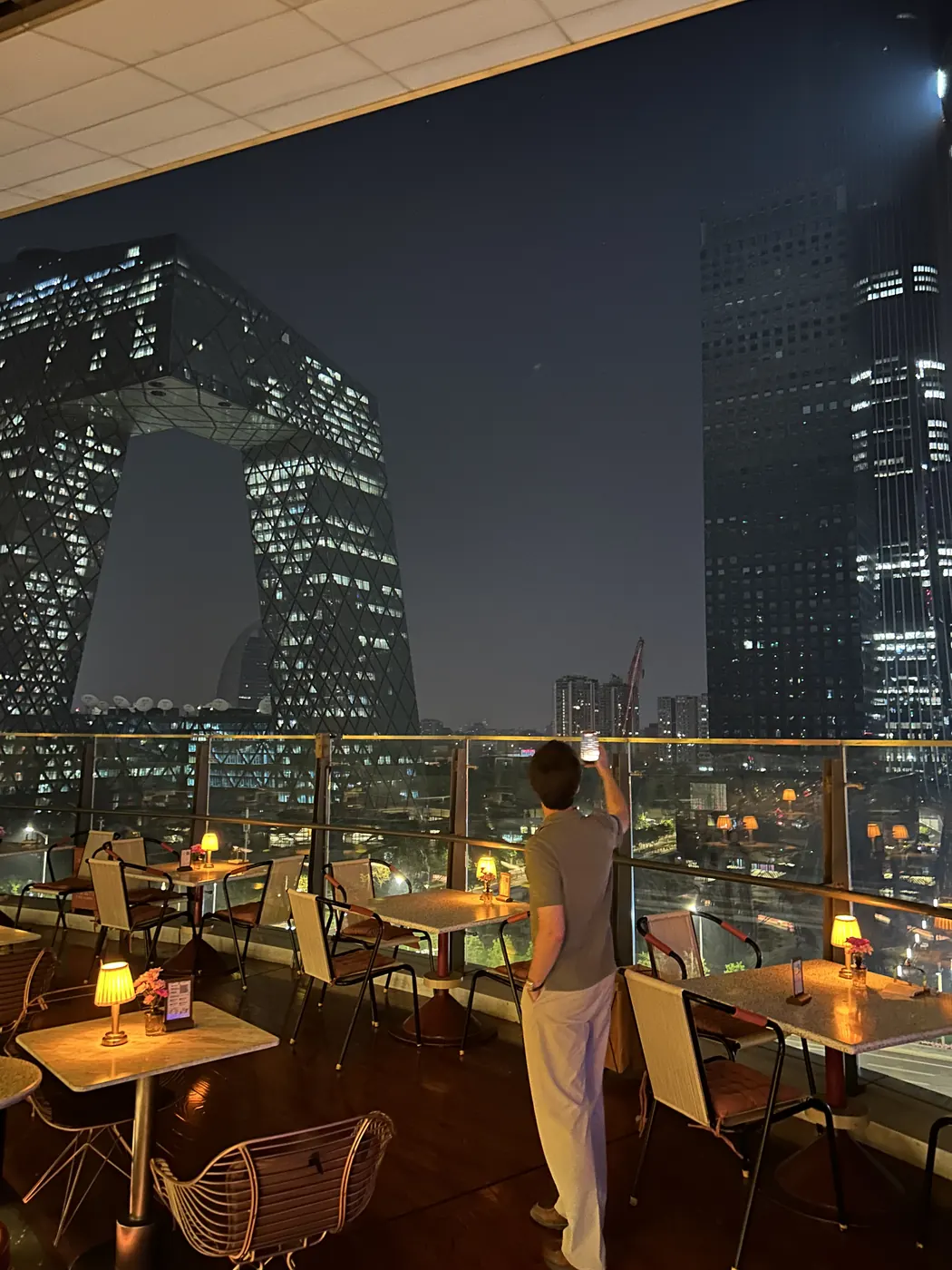 Les lumières d'une skyline de nuit